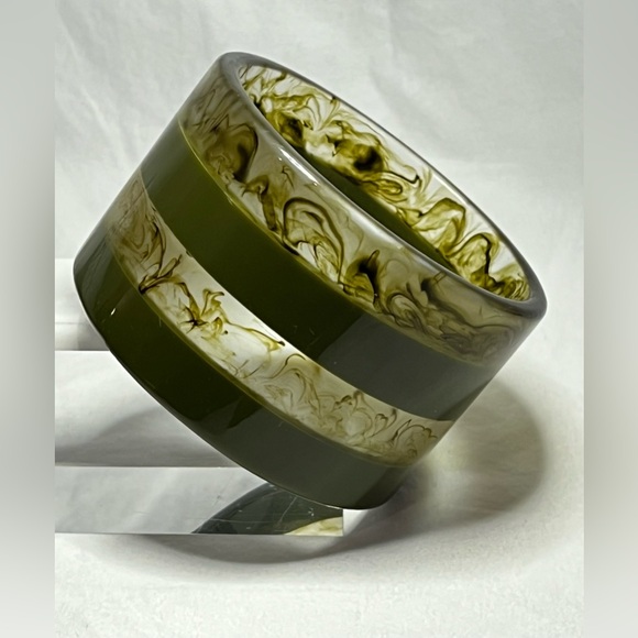 Vintage lucite acrylic olive green striped bangle bracelet moss like stripes - Picture 4 of 11